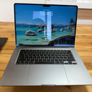 Macbook Air 2024 13.6 inci Putih Apple M3/ RAM 8GB/ SSD 256GB Kondisi 98% (sudah diisi daya 39 kali) 